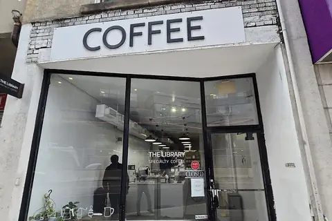 281 Dundas Street W