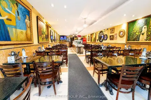 414 Dundas Street W