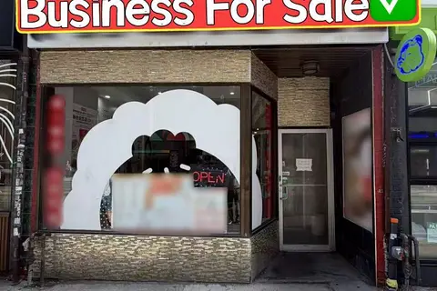 185 Dundas Street W