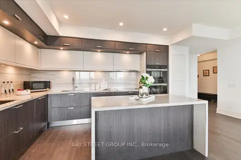 30 Inn On The Park Drive 2707