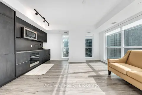 327 King Street W 902