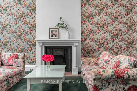 382 Bathurst Street