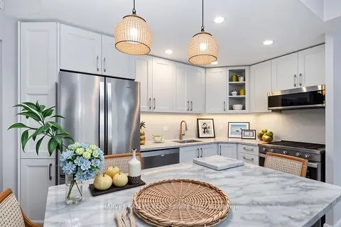 218 Queens Quay W 502