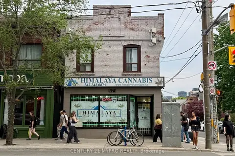 871 Dundas Street W
