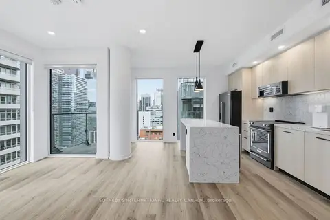 30 Mutual Street E2909