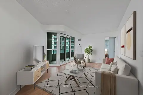 19 Grand Trunk Crescent 801