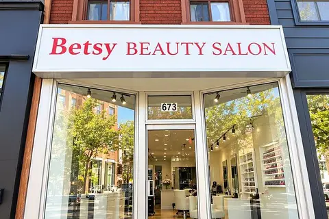 673 Queen Street W