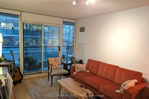 30 Grand Trunk Crescent 807