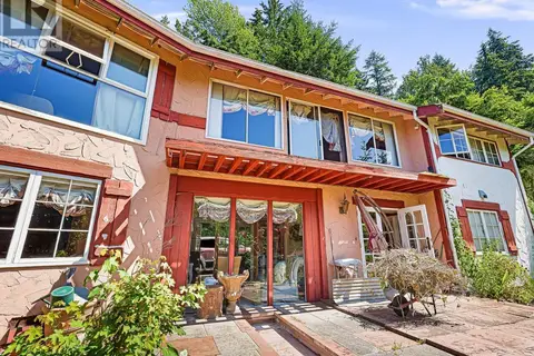 35 LIONS BAY AVENUE