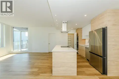902 1628 Store St