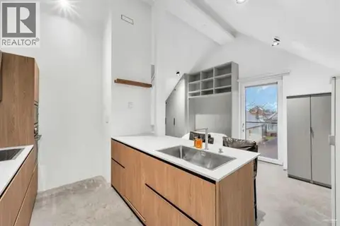 3 829 KEEFER STREET