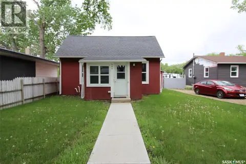 689 2ND STREET W