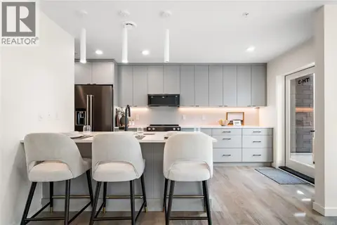 TH3 1102 Esquimalt Rd