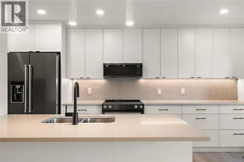 TH4 1102 Esquimalt Rd