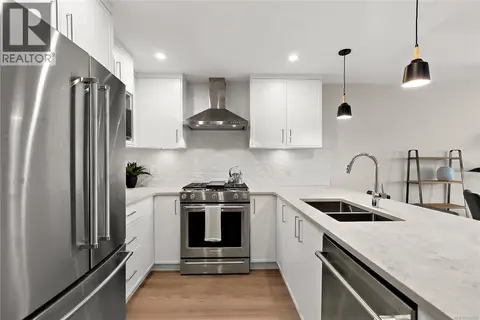 404 2520 Hackett Cres