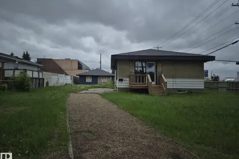 9859 67 AV NW