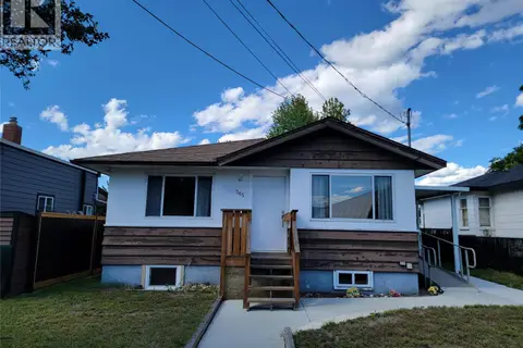 565 Eckhardt Avenue W