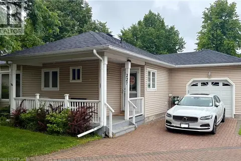 227 SILVERBIRCH Boulevard