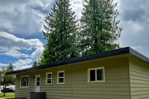 1201 Victoria Road W