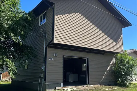 738 Henry STREET
