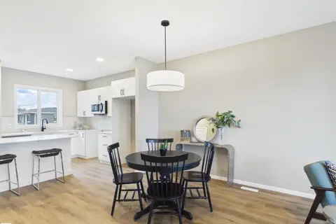 1098 MCLEOD AV