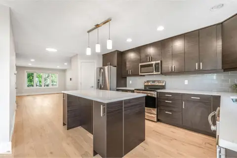 10433 70 AV NW