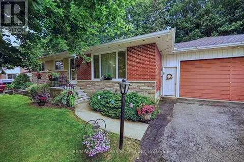 21 FAIRWAY CRESCENT