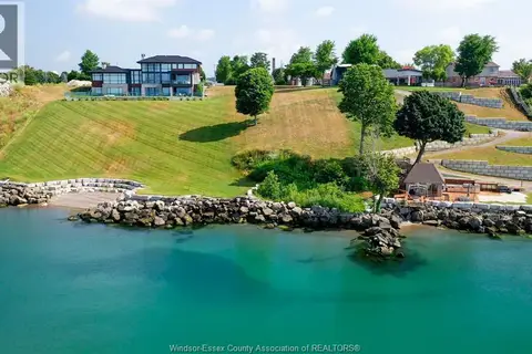 366 SEACLIFF DRIVE West