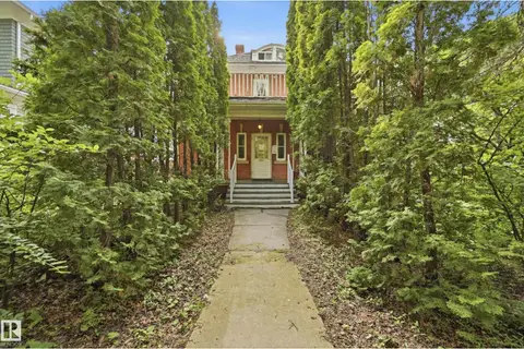 8520 104 ST NW