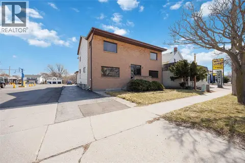 150-152 VIDAL STREET North