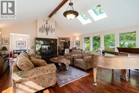 806 HUMMINGBIRD LANE