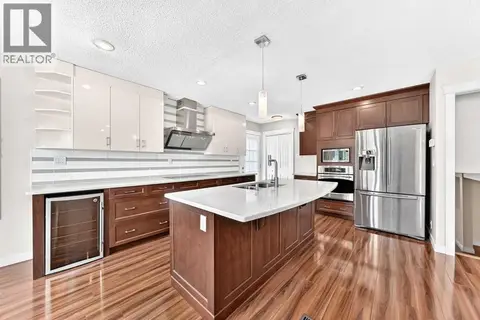 136 Midlawn Close SE