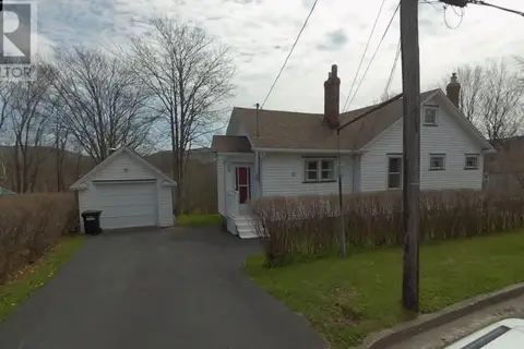 8 Glenridge Crescent