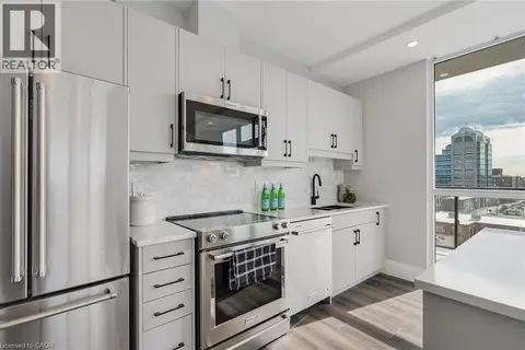 60 CHARLES Street W Unit# 705