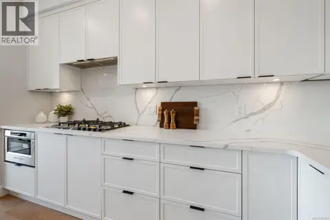 209 1810 Selenite Pl