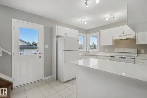3104 32 AV NW
