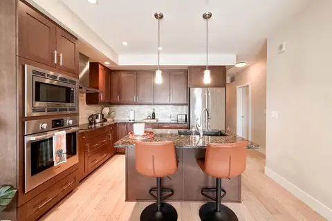 #718 200 BELLEROSE DR