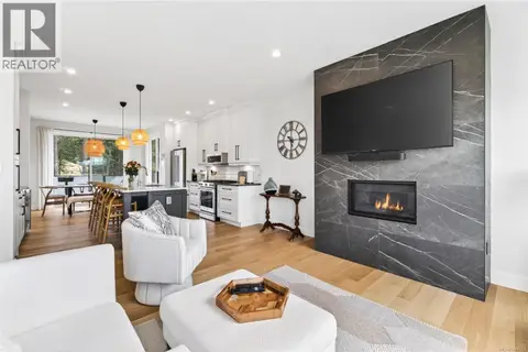 103 1217 Manzanita Pl