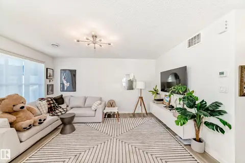 #83 1203 163 ST SW