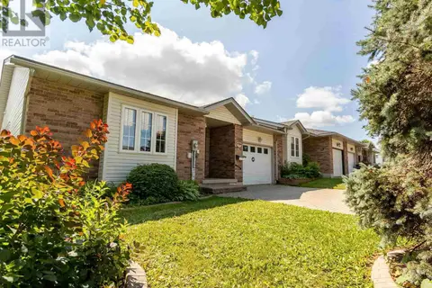 27 Village CT