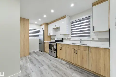 8019 141 AV NW