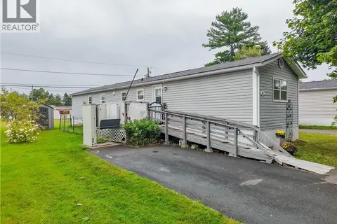 8 Wood Avenue