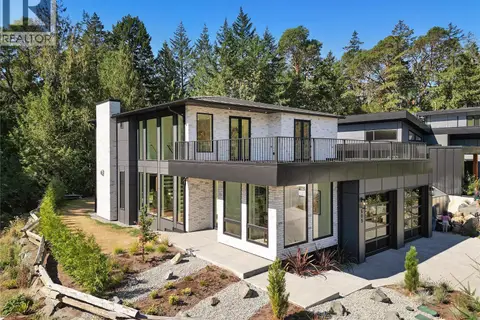 609 Medalist Ave