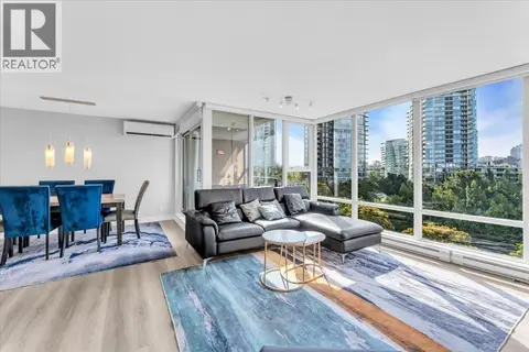 705 583 BEACH CRESCENT