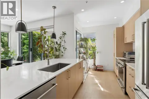101 2242 MARINE DRIVE