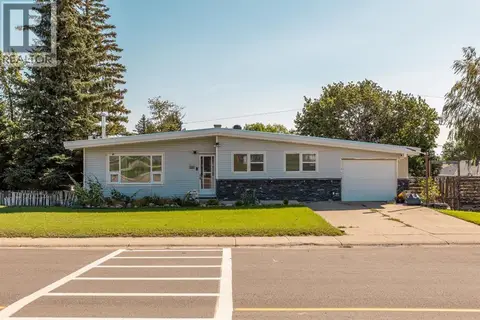 528 7 Street W