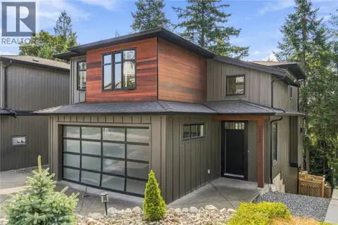 230 Golden Oaks Cres
