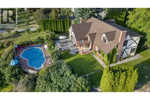 1215 Arawana Road