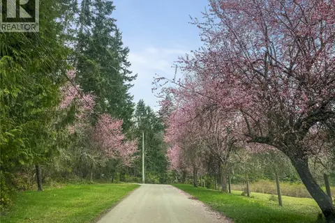 899,875 Andreef Rd