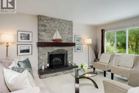 4290 Eastridge Cres